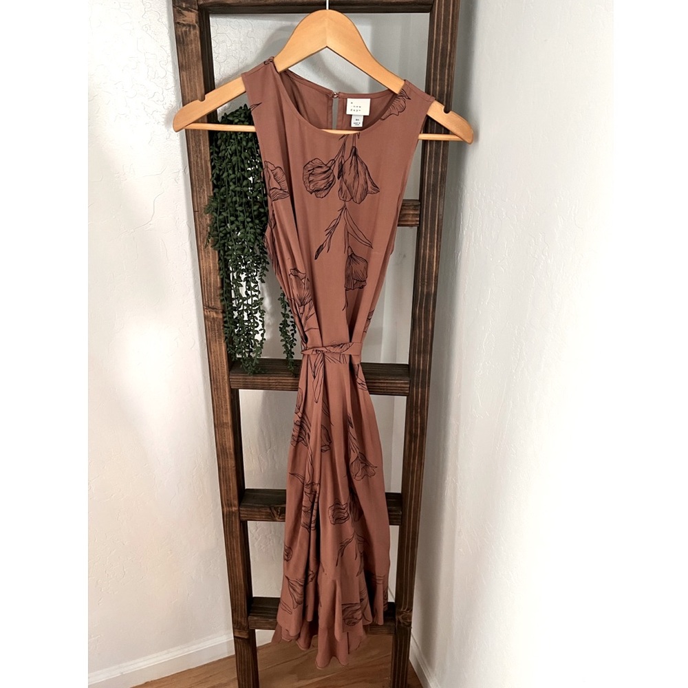 Beautiful midi dress with bow and tie in back